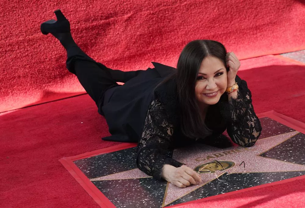 Ana Gabriel devela su estrella en Hollywood