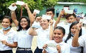 Nicaragua reparte más de 1,8 millones de dólares entre nuevos bachilleres