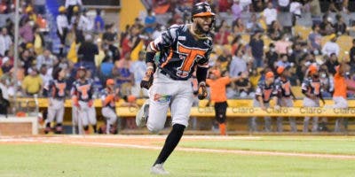 Grand Slam de De La Cruz conduce 4ª victoria seguida de Toros