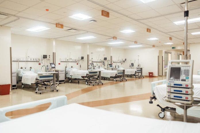 SNS afirma hospitales registran 75% camas disponibles para atención Covid-19