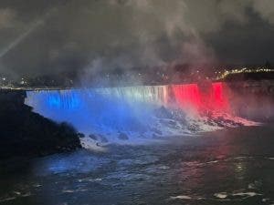 Embajada de RD en Canadá ilumina cataratas de Niágara