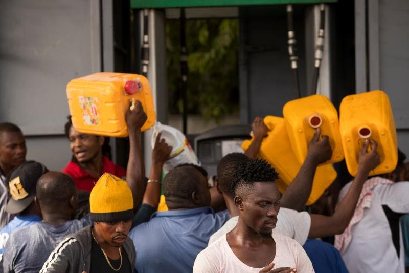Repostar combustible empieza a ser una actividad de riesgo en Puerto Príncipe