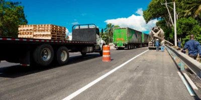 Obras Públicas abre tránsito luego de corregir socavón en km 60 de la autopista Duarte