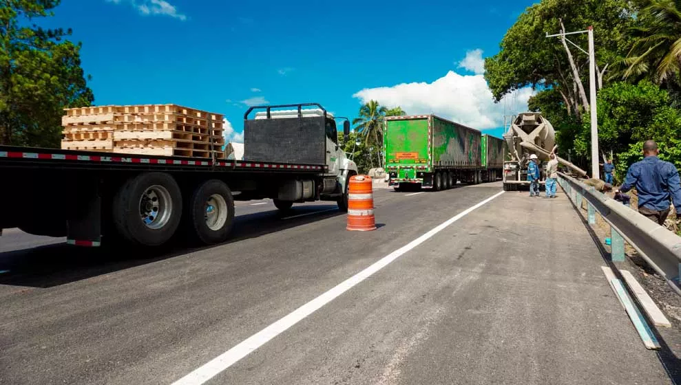 Obras Públicas abre tránsito luego de corregir socavón en km 60 de la autopista Duarte