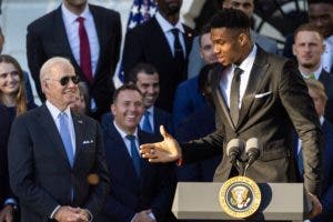 Biden elogia a los Bucks por campeonato de NBA y activismo