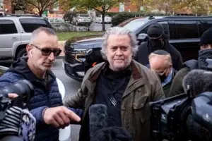 Jueza libera a Steve Bannon pero le quita el pasaporte para que no deje EEUU