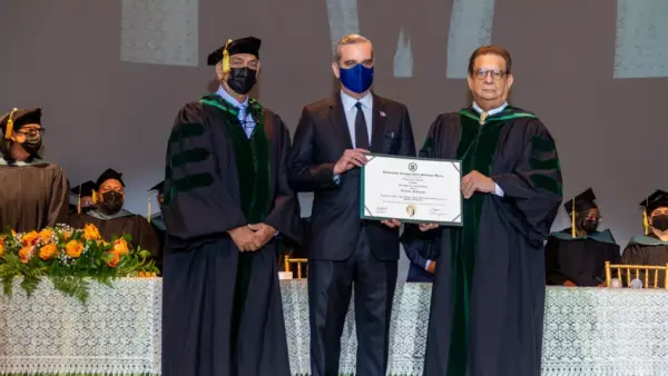 El Arq. Raúl De Moya Español, Presidente Luis Abinader y el Arq. Miguel Fiallo Calderón, en el momneto que se le entrega el certificado de Visitante Distinguido