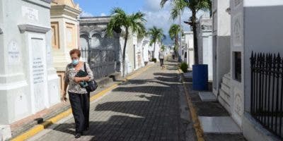 Ciudadanos acuden a cementerios de Santiago con motivo del Día de los Fieles Difuntos