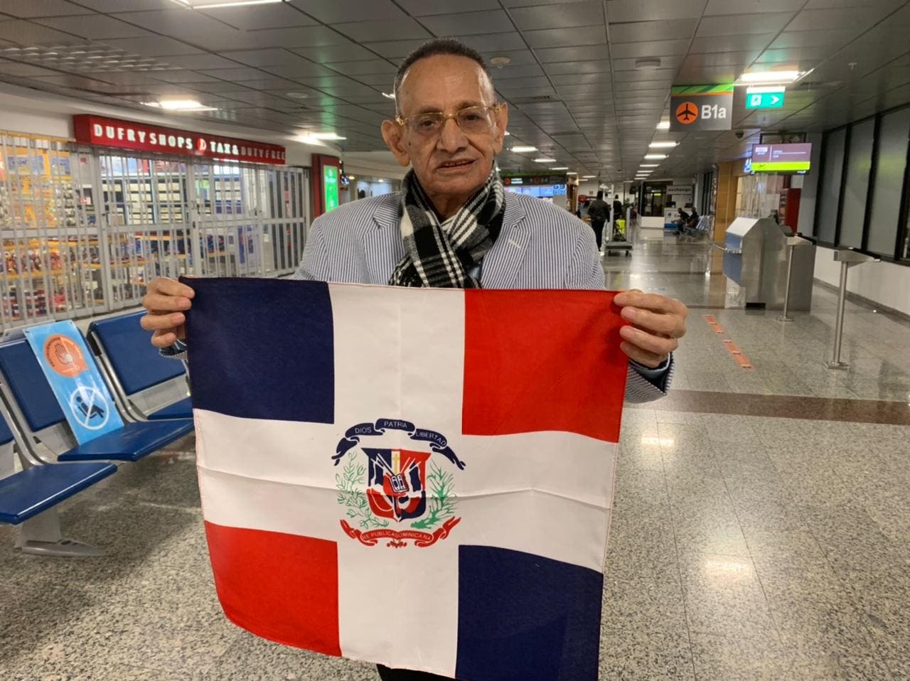 Luis Segura viaja al Latin Grammy llevando la bandera dominicana