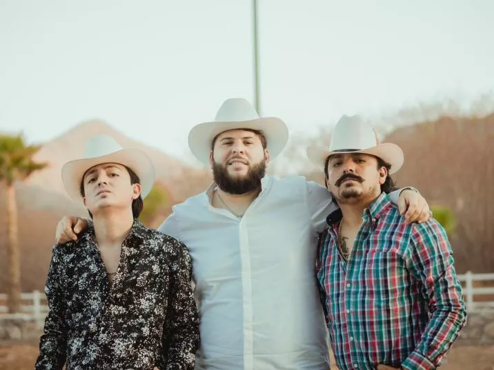 Los Dos Carnales y El Fantasma
