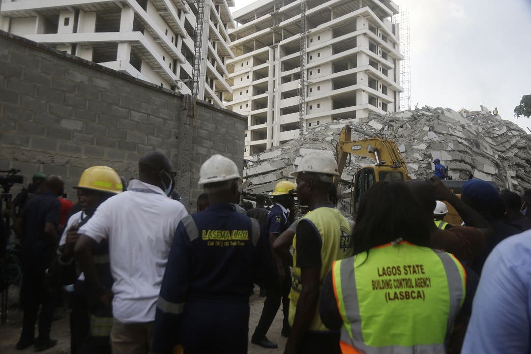 Edificio en construcción de 21 pisos se derrumba en Nigeria; al menos tres muertos