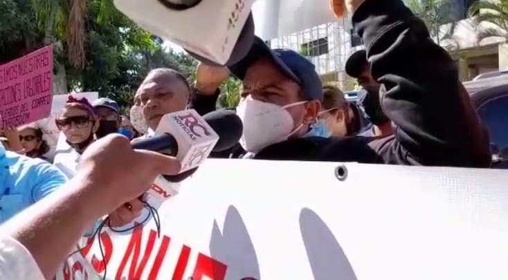 Exempleados del Inposdom protestan por prestaciones frente a la Procuraduría