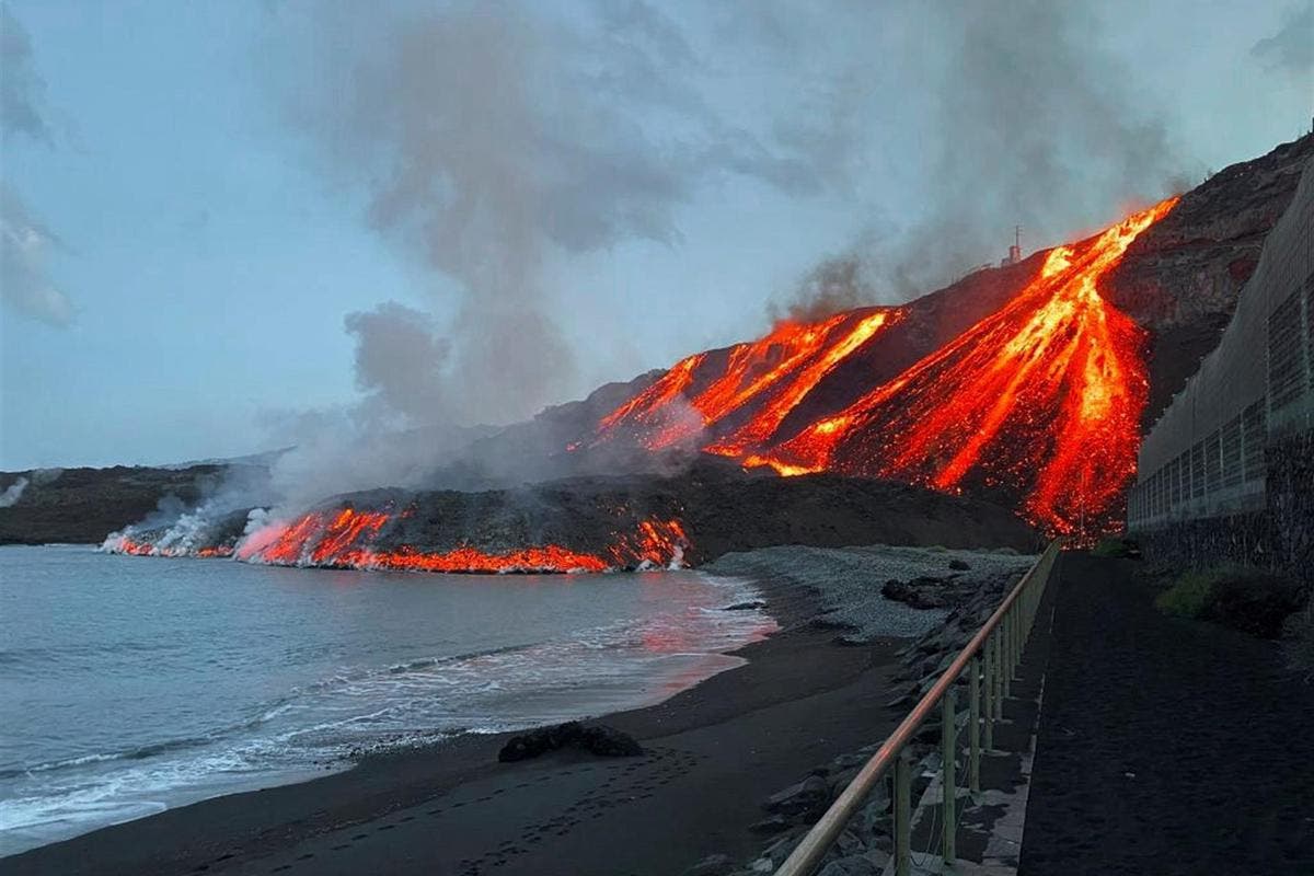 La lava del volcán engulle por completo una playa de la isla de La Palma
