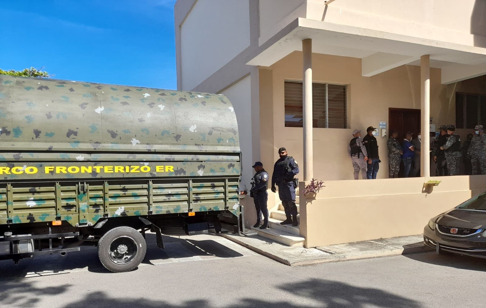 Tribunal conoce coerción a policías implicados en “tumbe” de 400 kilos de coca en Barahona