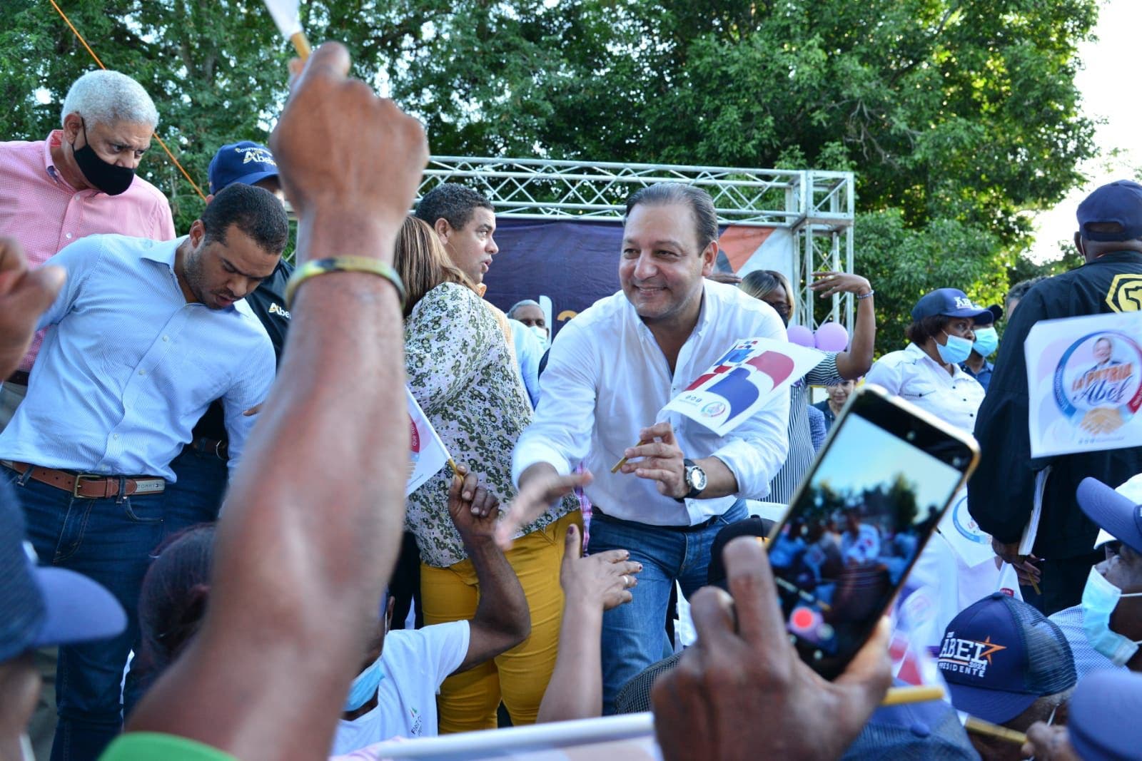 Abel Martínez concita respaldo de militancia femenina y juventud en municipios de San Cristóbal