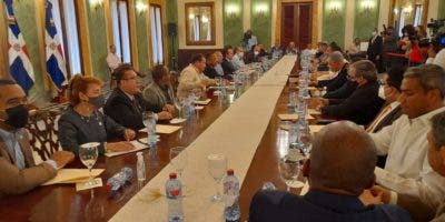 Gobierno está reunido con partidos políticos y sector empresarial; tratan tema haitiano