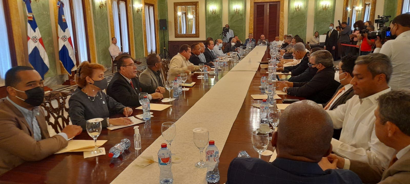 Gobierno está reunido con partidos políticos y sector empresarial; tratan tema haitiano