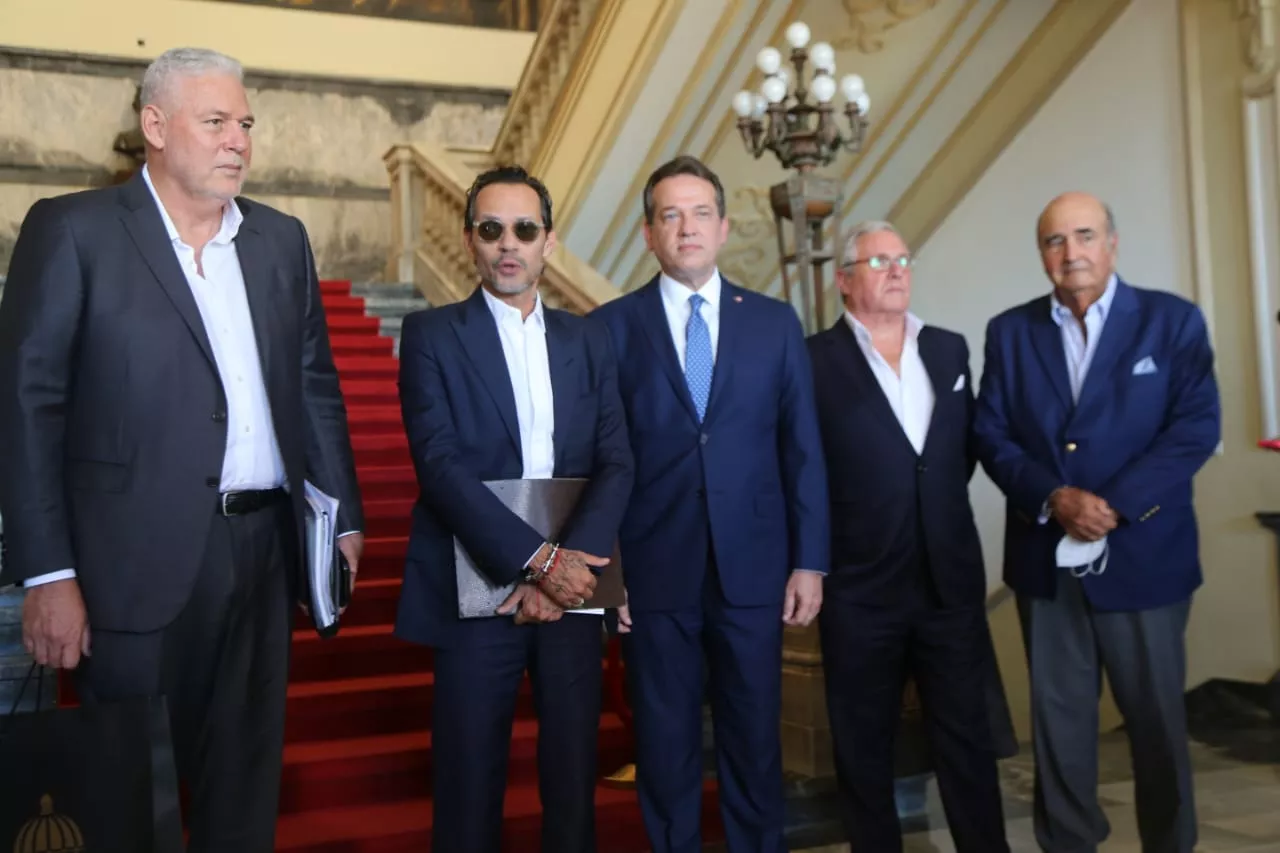 Presidente Abinader recibe a Marc Anthony en Palacio; hablan de inversiones y ayudas