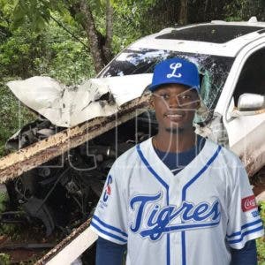 Robinson Leyer de los Tigres del Licey sufre aparatoso accidente