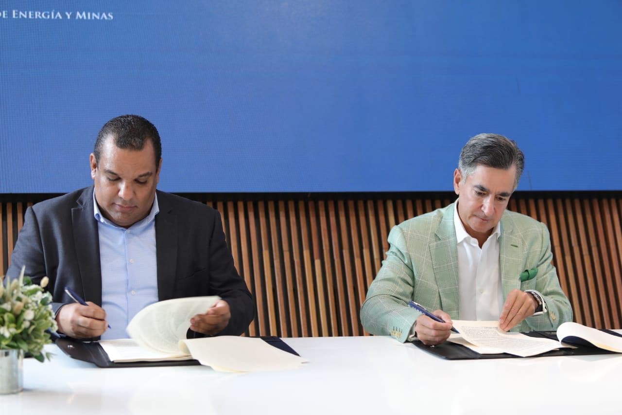 CNE y Tropigas Dominicana firman contrato