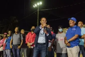 Tras 15 años a oscuras iluminan estadio de Caballona