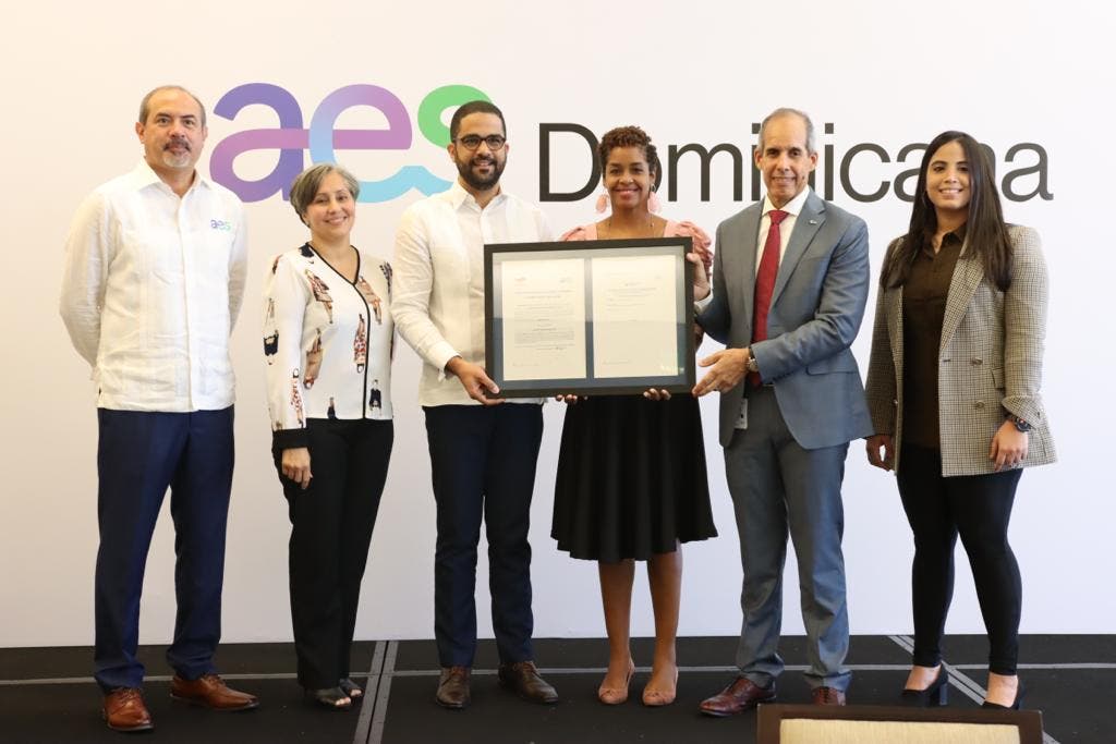 AES Dominicana entrega certificados a 42 empresas
