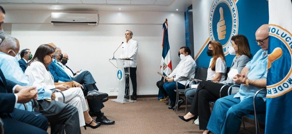 Presidente Luis Abinader asiste a reunión de la Dirección Ejecutiva del PRM