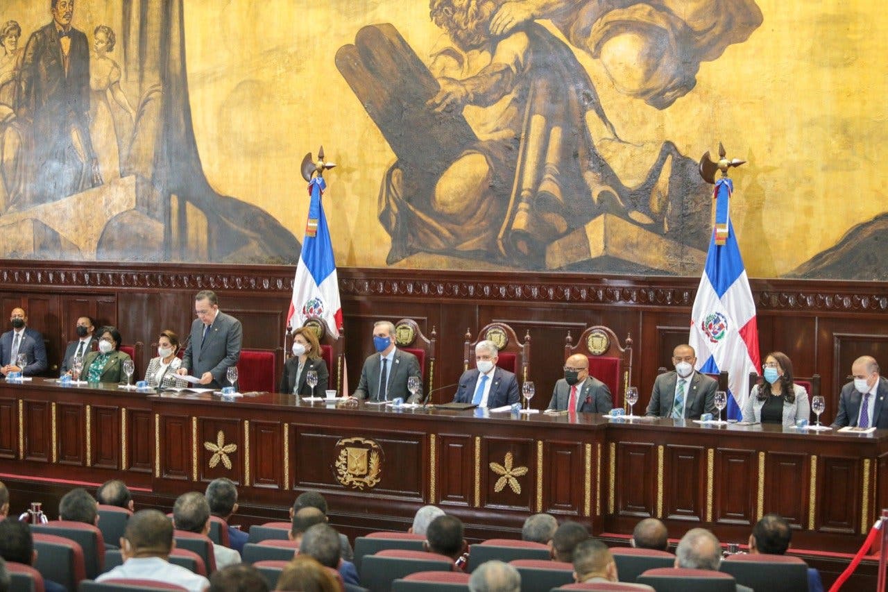 Congreso reconoce trayectoria del gobernador del Banco Central, Héctor Valdez Albizu