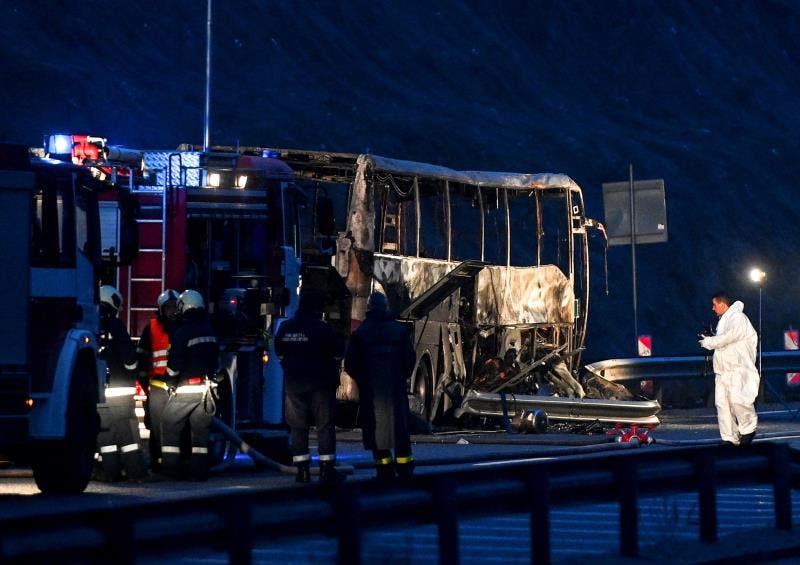 Al menos 45 muertos al incendiarse un autobús en una autopista en Bulgaria