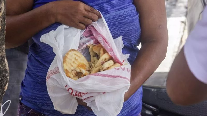 Las familias que buscan comida en la basura como última opción en Brasil