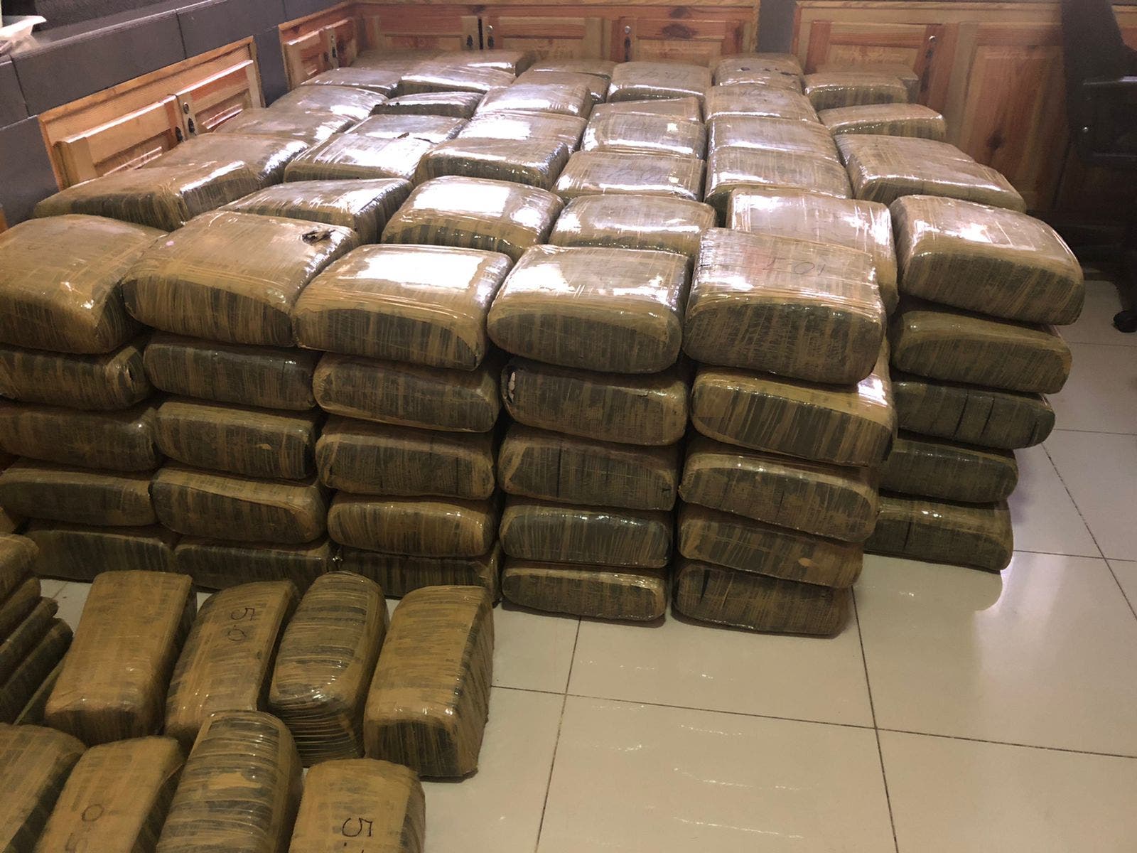 Ejército se incauta 243 paquetes de marihuana en Azua