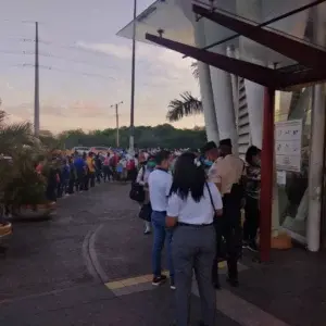 Filas «kilométricas» en el Metro de Santo Domingo por pedido tarjeta vacunación Covid