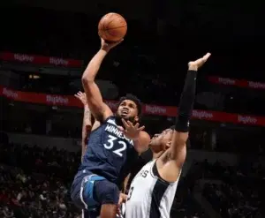 Towns y triples fueron la formula ganadora de Timberwolves ante Spurs