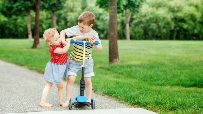 Por qué existe rivalidad entre hermanos cuando son niños
