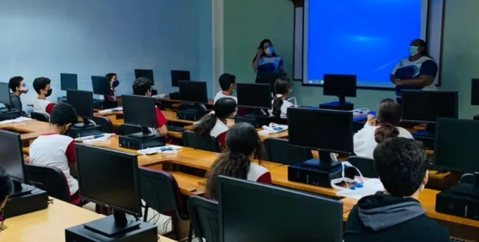 Los jóvenes que participan en los talleres. Los jóvenes que participan en los talleres.