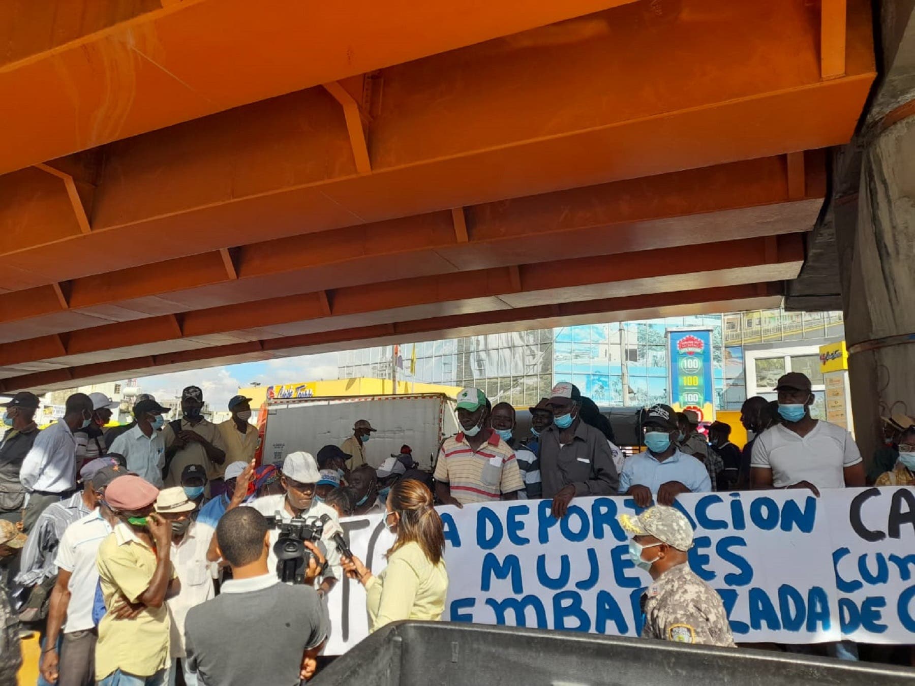Trabajadores cañeros solicitan al gobierno no deportar embarazadas haitianas