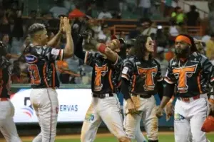 Wendell Rijo comanda remontada de los Toros ante Leones en el Corral