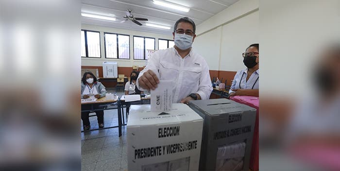 Hernández vota “contento” por última vez como presidente de Honduras