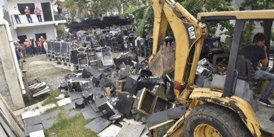 Ministerio de Hacienda destruye 4,462 máquinas tragamonedas y equipos confiscados