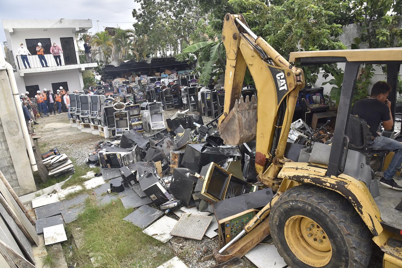 Ministerio de Hacienda destruye 4,462 máquinas tragamonedas y equipos confiscados