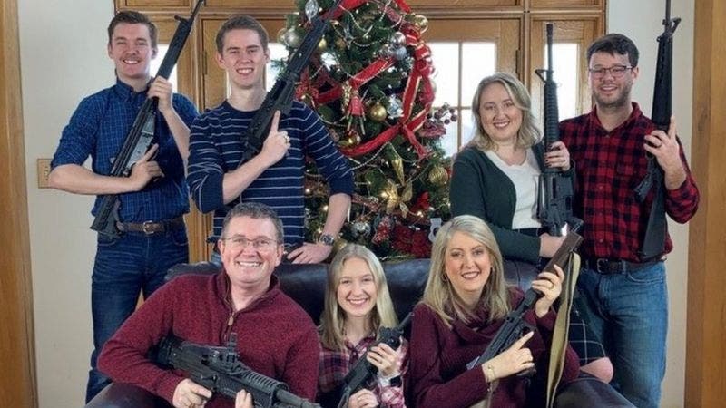 La polémica foto navideña de un congresista republicano de EE.UU. posando con armas