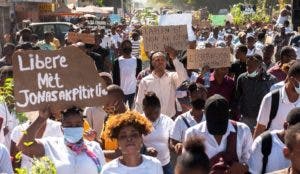 Haitianos se manifiestan y  piden la liberación de maestro y su hijo