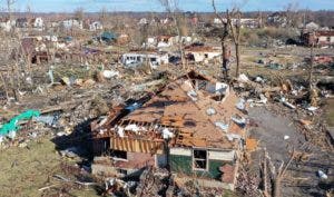 Se teme más de 100 personas muertas por tornados EE. UU.