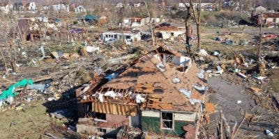 Se teme más de 100 personas muertas por tornados EE. UU.