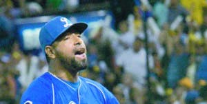 César Valdez arrasa  premios  de la pelota dominicana