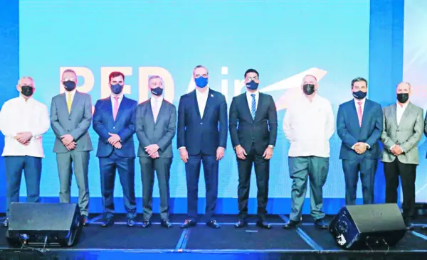 Luis Abinader Corona junto a Héctor Gómez y los miembros de la Junta de Accionistas y autoridades.