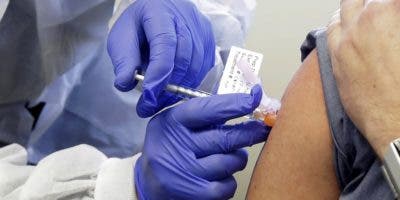 Un condado de Florida pide el aval para prohibir las vacunas de covid-19