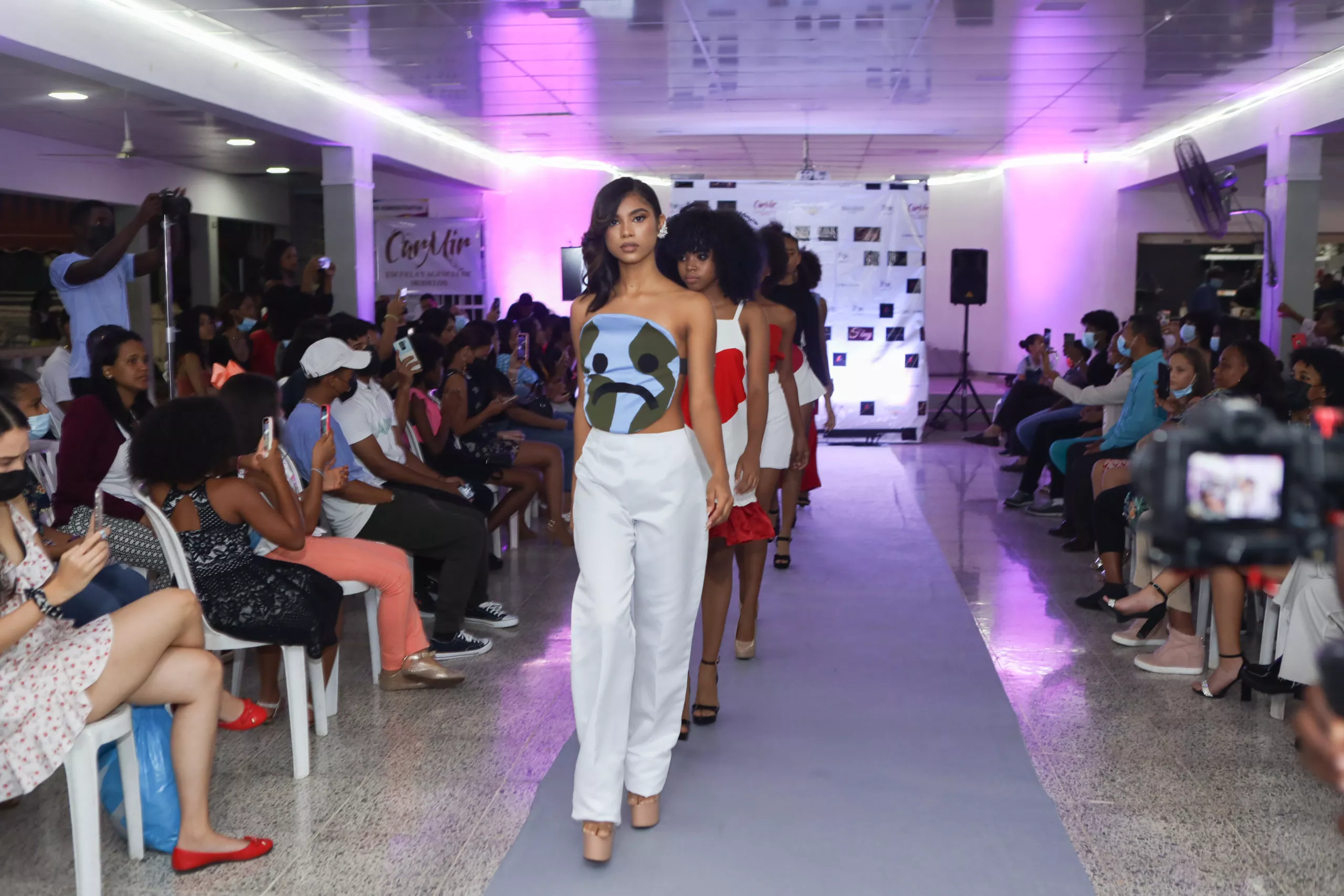 Un evento cultural que brinda oportunidades a jóvenes diseñadores y modelos para que muestren su talento en la moda dominicana.