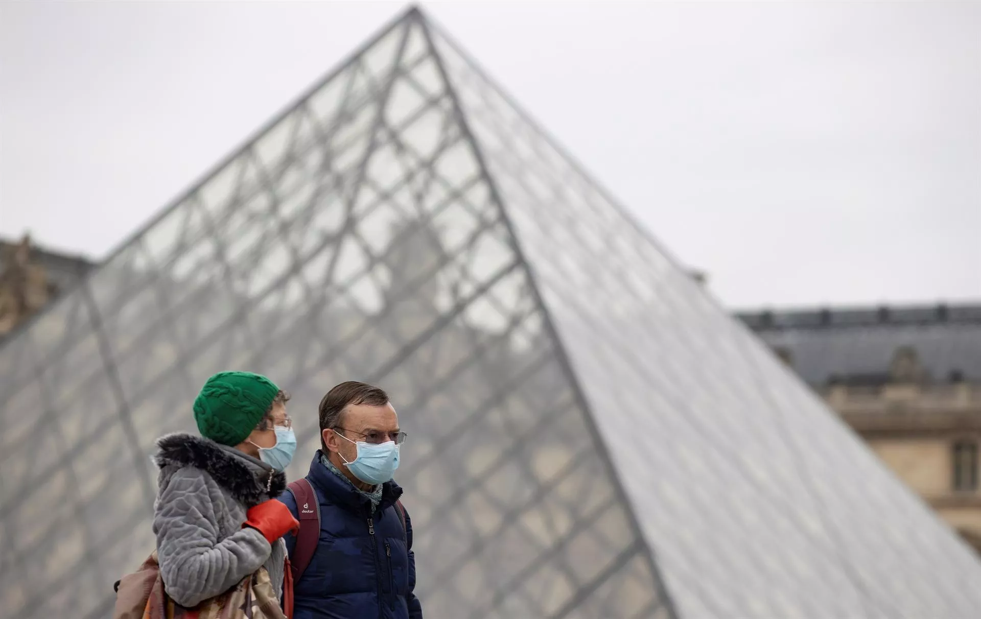 París anula las celebraciones de Nochevieja, siguiendo la directriz de Macron