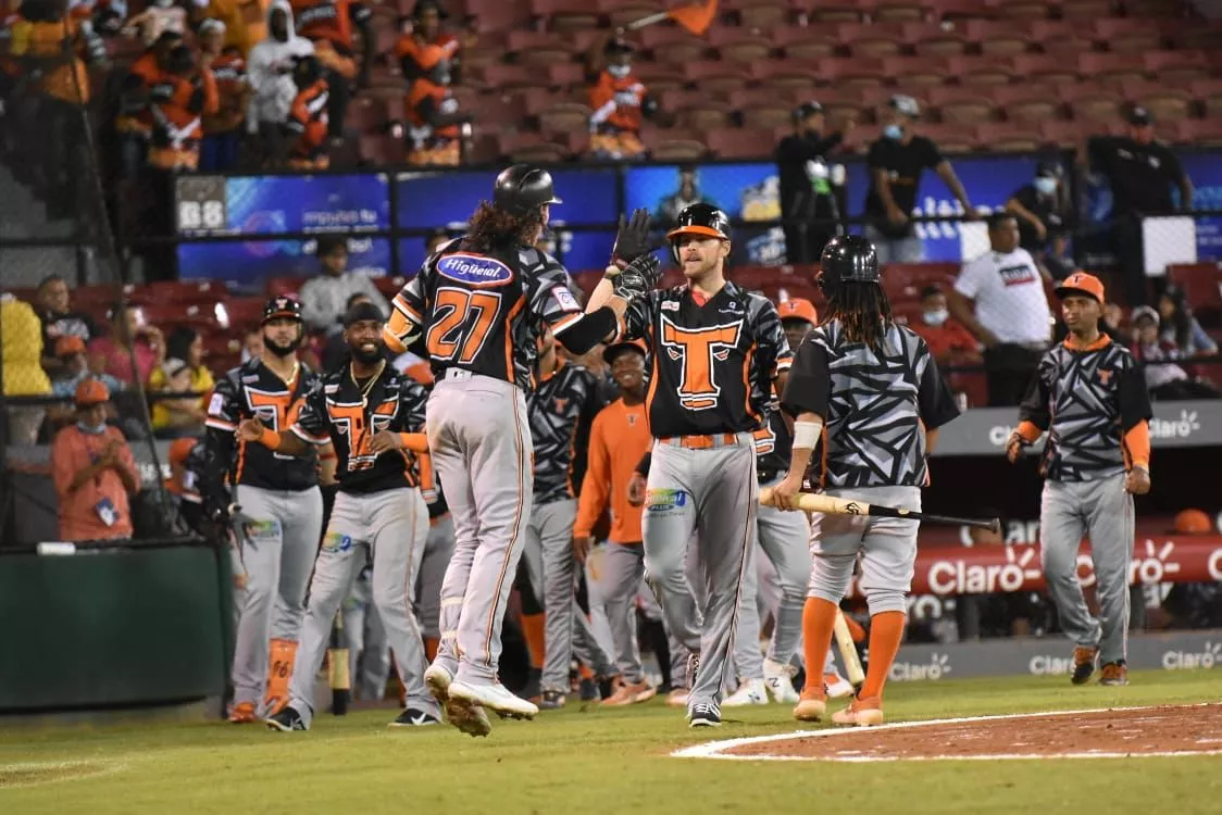 Toros cortan mala racha con paliza sobre Gigantes